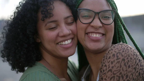 Dvě Mladé Černošky Tváří Tvář Dospělé Jihoamerické Dívky Brazilské Sestry — Stock fotografie