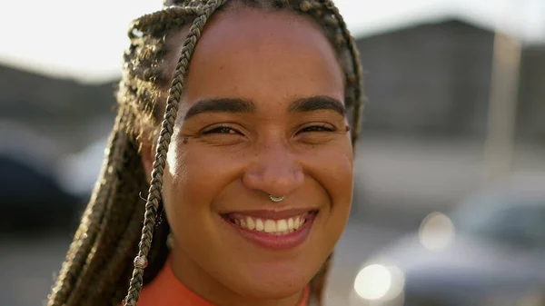 Gelukkig Millennial Volwassen Meisje Lachen Glimlachen Portret Gezicht Close Van — Stockfoto