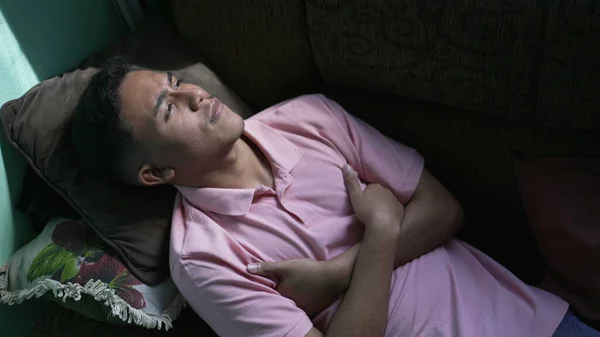 Seorang Pria Renik Hispanik Terbaring Sofa Dalam Kontemplasi Orang Yang — Stok Foto