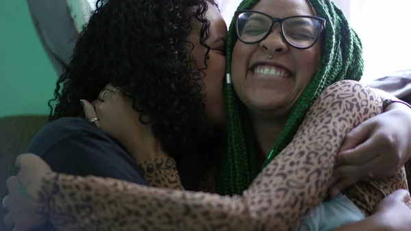 Hermanas Abrazándose Mutuamente Dos Amigas Hispanas Negras Adultas Abrazan Juntas —  Fotos de Stock