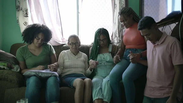 Grupo Pessoas Latinas Negras Espirituais Rezando Juntas Casa Comunhão — Fotografia de Stock