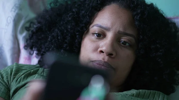 Une Femme Noire Regarde Écran Smartphone Réagir Avec Shock Aux — Photo