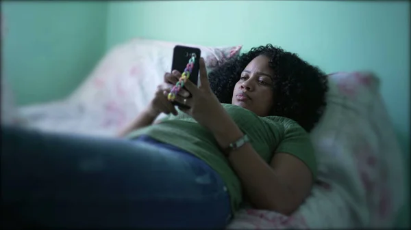 Een Openhartige Afro Amerikaanse Vrouw Die Bed Naar Een Telefoon — Stockfoto