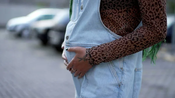 Retrato Uma Mulher Grávida Negra Feliz Segurando Barriga Com Mãos — Fotografia de Stock