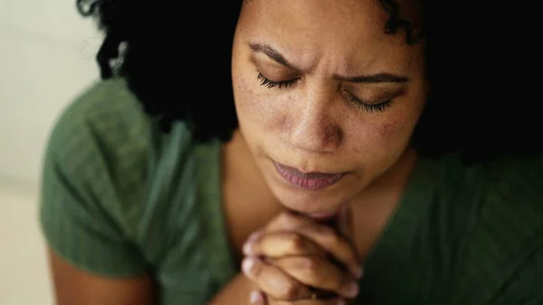 Верная Молодая Чернокожая Женщина Молится Богу Религиозная Бразильская Взрослая Девушка — стоковое фото