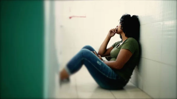 Одна Отчаянная Молодая Чернокожая Женщина Страдающая Психическими Проблемами Полу Кухни — стоковое фото