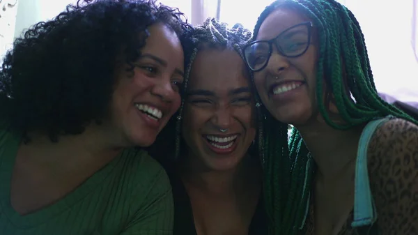 Gelukkige Vrouwen Lachen Glimlachen Drie Zwarte Afro Amerikaanse Vrouwelijke Vriendinnen — Stockfoto
