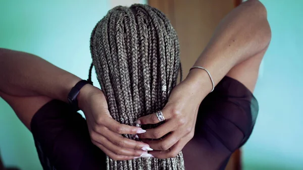 Uma Jovem Latina Mostrando Seu Penteado Trançado Menina Mostra Sua — Fotografia de Stock