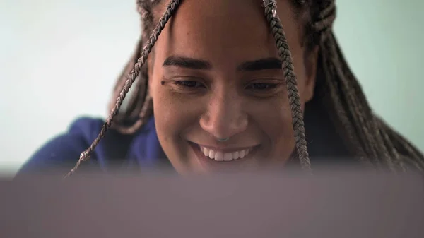 Afro Amerikaanse Vrouw Closeup Gezicht Glimlachen Zoeken Online Laptop Computerscherm — Stockfoto