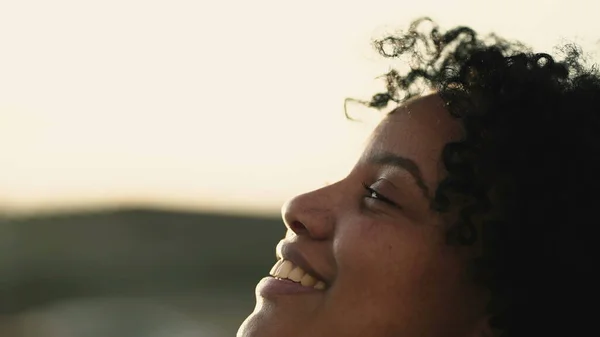 Una Joven Esperanzada Mujer Negra Cerca Abre Los Ojos Cielo —  Fotos de Stock