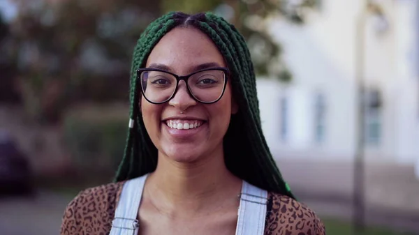 Una Joven Feliz Mujer Negra Milenaria Parada Aire Libre Sonriendo — Foto de Stock