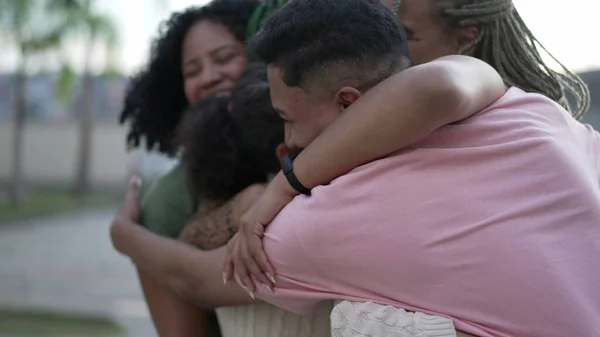 Счастливые Бразильцы Обнимаются Южноамериканская Семья Любит Стоять Открытом Воздухе Радостная — стоковое фото