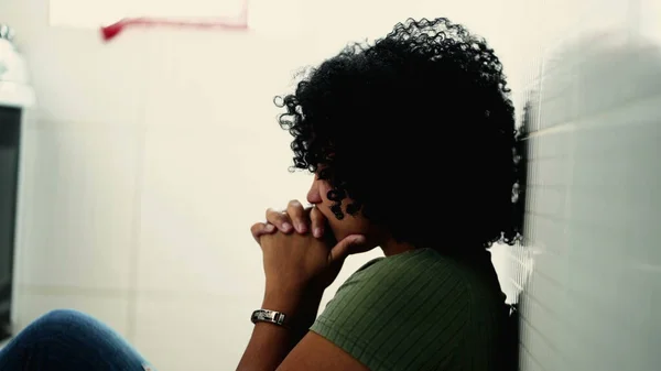 Fedele Giovane Donna Ispanica Che Prega Dio Durante Momenti Difficili — Foto Stock