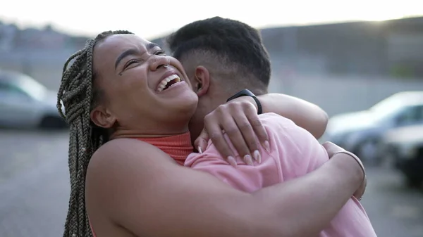 Uma Jovem Negra Feliz Abraçando Membro Família Irmã Brasileira Abraça — Fotografia de Stock