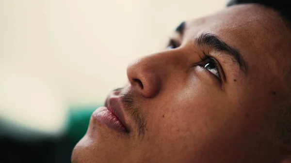 Jeden Mladý Hispánec Otevírá Oči Obloze Usmívá Hope Faith Duchovní — Stock fotografie