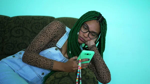 Жінка Використовуючи Телефон Вдома Сидить Дивані Чорна Дівчина Дивиться Екран — стокове фото