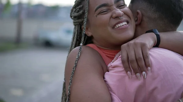Aile Üyesini Kucaklayan Mutlu Bir Siyahi Kadın Brezilyalı Kız Kardeş — Stok fotoğraf
