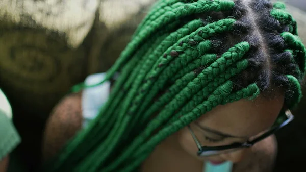 Μια Νεαρή Μαύρη Λατίνα Γυναίκα Κουτί Πλεξούδες Πράσινο Χτένισμα — Φωτογραφία Αρχείου