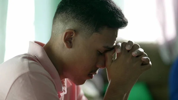 Homem Hispânico Espiritual Orando Deus Por Tempos Melhores Fiel Pessoa — Fotografia de Stock