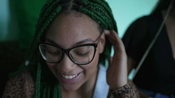 一个千年的黑人女孩笑着 带着盒子辫子的绿色发式 — 图库照片