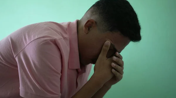 Jovem Hispânico Sofrendo Doença Mental Cobrindo Rosto Lembrando Trauma — Fotografia de Stock