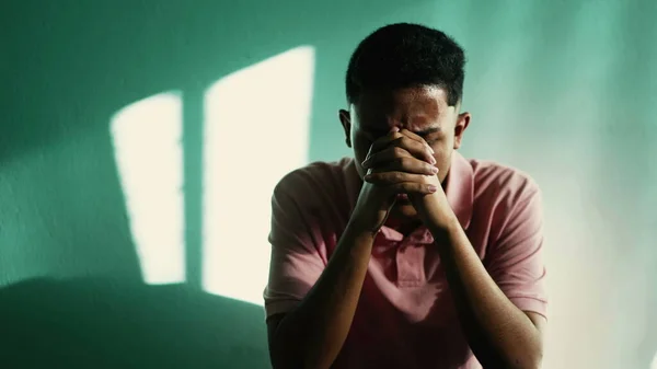 Jovem Brasileiro Dramático Rezando Dentro Casa Com Esperança Pessoa Espiritual — Fotografia de Stock