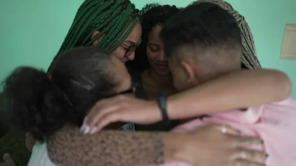 非裔美国人家庭在团结和社区中相互拥抱 大家拥抱着快乐的朋友 — 图库照片