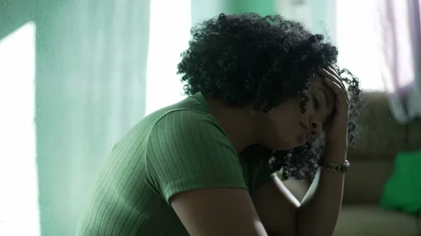 一个忧心忡忡的黑人妇女在家里感到焦虑 单独遭受负面情绪的非裔美国人 — 图库照片