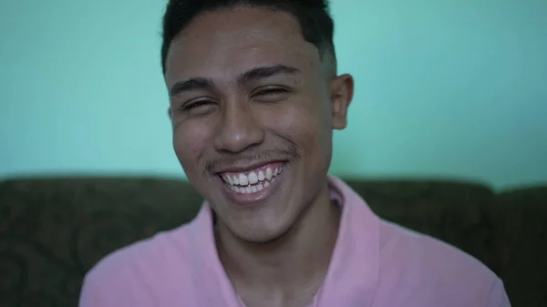 Jeden Hispánec Smál Usmíval Příležitostný Latinskoamerický Chlapík Skutečný Život Smích — Stock fotografie