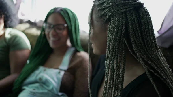 Три Молодих Чорношкірих Жінки Сміються Посміхаються Разом Друзі Висять Вдома — стокове фото