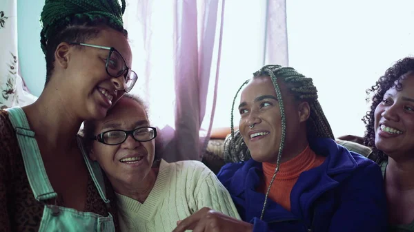 Mutlu Spanyol Asıllı Insanlar Kucaklaşıyor Güney Amerikalı Arkadaşlar Aile Sevgi — Stok fotoğraf