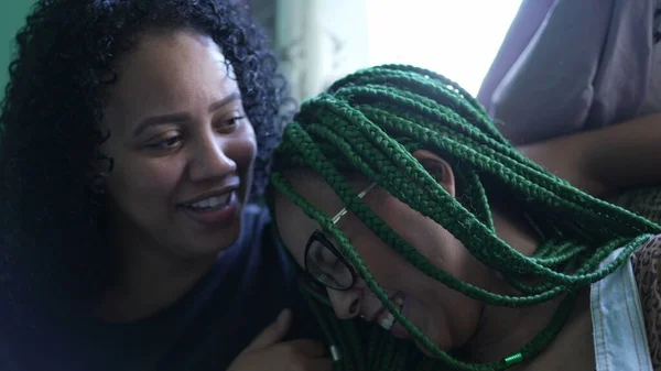 Відверті Сестри Вдома Розмові Дві Молоді Іспаномовні Чорні Жінки Розмовляють — стокове фото