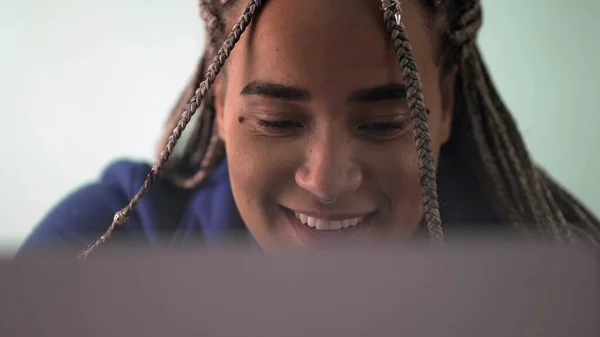 Afro Americano Mujer Primer Plano Cara Sonriendo Búsqueda Línea Pantalla — Foto de Stock