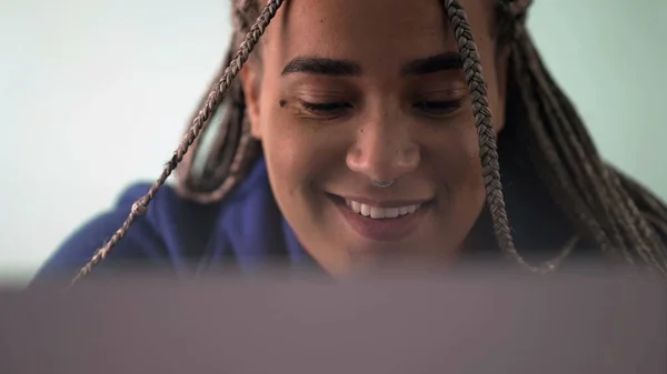 Afroamerikanerinnen Großaufnahme Lächeln Lächelnd Und Suchen Online Auf Dem Bildschirm — Stockfoto