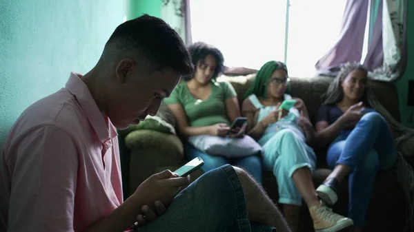 Groupe Personnes Hispaniques Assis Sur Canapé Regardant Appareil Smartphone Les — Photo