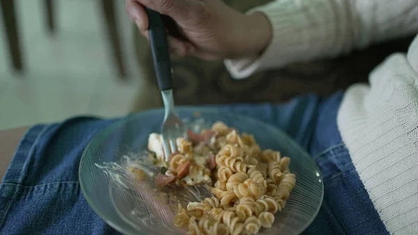 Μεγαλύτερος Ηλικιωμένος Τρώει Ζυμαρικά Στο Σπίτι Κάθεται Στον Καναπέ — Φωτογραφία Αρχείου