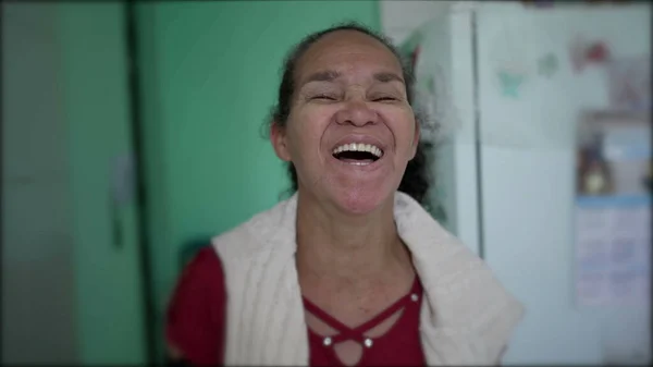 Портрет Пожилой Женщины Смеющейся Улыбающейся — стоковое фото