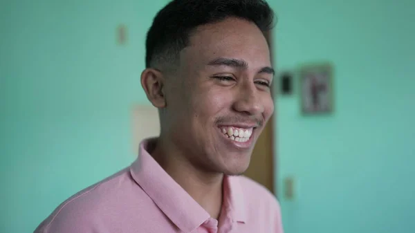 Joven Hispano Feliz Una Persona Hispana Latinoamericana Risa Natural Sonrisa — Foto de Stock