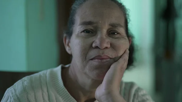 Latynoska Twarz Starszej Kobiety Patrzącej Kamerę Brazylijczyk Patrzący Kamerę — Zdjęcie stockowe