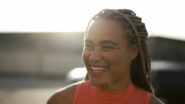 Portret Szczęśliwej Latynoskiej Czarnej Kobiety Śmiejącej Się Uśmiechającej Brazylijczyk Kobieta — Zdjęcie stockowe