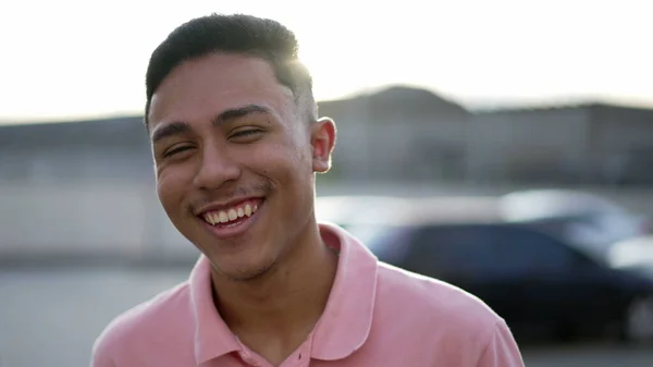Pria Muda Amerika Selatan Yang Bahagia Wajah Dekat Dari Orang — Stok Foto