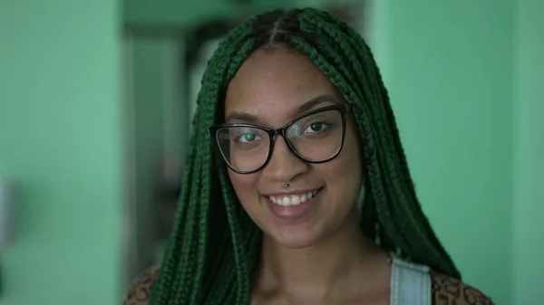 Portrait Une Jeune Femme Latina Noire Avec Des Tresses Boîte — Photo