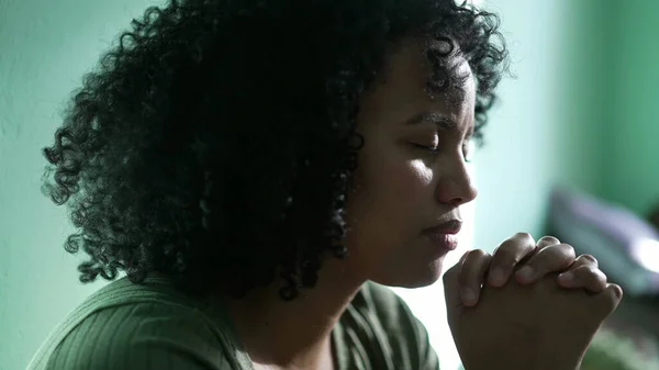 Una Mujer Africana Espiritual Abriendo Los Ojos Cielo Oración Teniendo — Foto de Stock