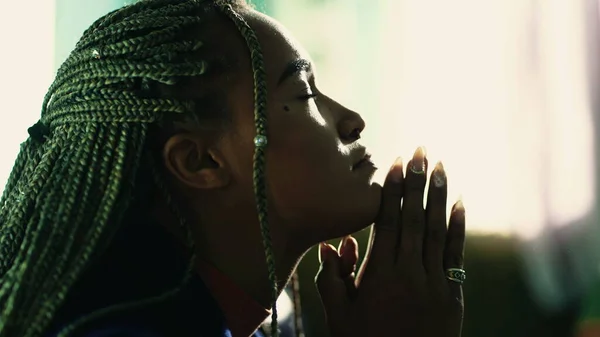 Duchowy Afroamerykanin Modlący Się Boga Religijna Czarna Latynoska Dorosła Dziewczyna — Zdjęcie stockowe
