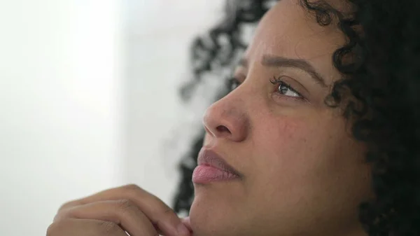 Een Spirituele Jonge Zwarte Vrouw Gebed Meditatieve Contemplatieve Braziliaanse Volwassen — Stockfoto