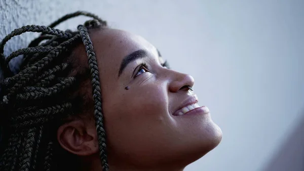 Uma Jovem Brasileira Esperançosa Olhando Para Céu Com Esperança Espiritual — Fotografia de Stock