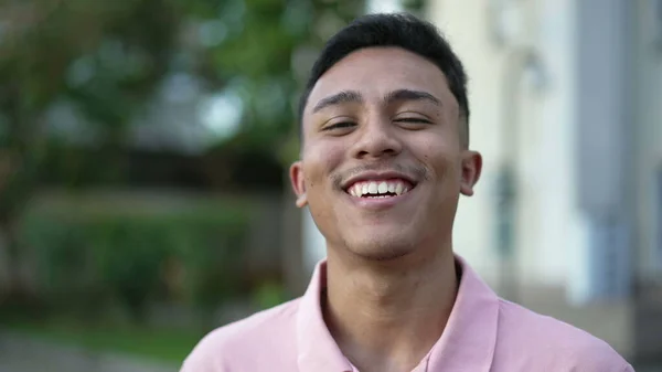 Jeune Homme Hispanique Heureux Souriant Caméra Debout Extérieur Portrait Latino — Photo