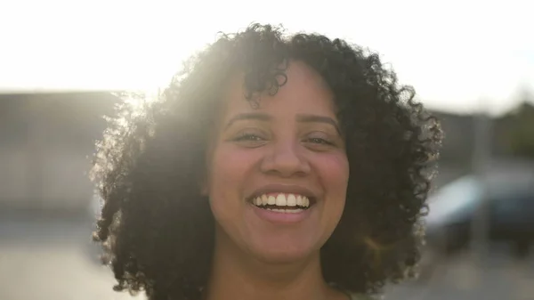 幸せなアフリカ系アメリカ人の若い女性のクローズアップ顔の肖像画笑って 屋外で笑顔 一人の大人黒の女の子本物の現実の笑顔と笑い — ストック写真