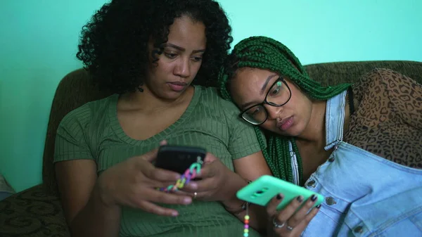 Twee Latijns Amerikaanse Zwarte Vrouwen Zitten Bank Kijken Naar Mobiele — Stockfoto