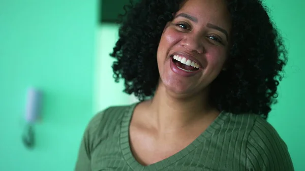 Retrato Una Negra Brasileña Feliz Riéndose Cámara —  Fotos de Stock